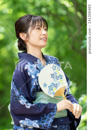 日本夏日——身穿浴衣、手持扇子的日本女子 日本夏日——身穿浴衣、手持扇子的日本女子 141300465