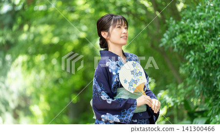 日本夏日——身穿浴衣、手持扇子的日本女子 日本夏日——身穿浴衣、手持扇子的日本女子 141300466