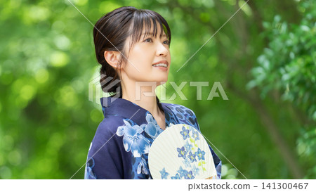 日本夏日——身穿浴衣、手持扇子的日本女子 日本夏日——身穿浴衣、手持扇子的日本女子 141300467