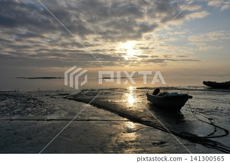 黎明前台灣海峽如鏡般的水面和島嶼的輪廓 黎明前台灣海峽如鏡般的水面和島嶼的輪廓 141300565