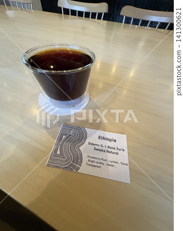咖啡館桌子上的咖啡 咖啡館桌子上的咖啡 141300621