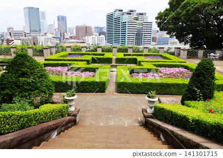 The formal flowerbeds at Yamate Italian Garden (Yamate-cho, Naka-ku, Yokohama City, Kanagawa Prefecture) The formal flowerbeds at Yamate Italian Garden (Yamate-cho, Naka-ku, Yokohama City, Kanagawa Prefecture) 141301715