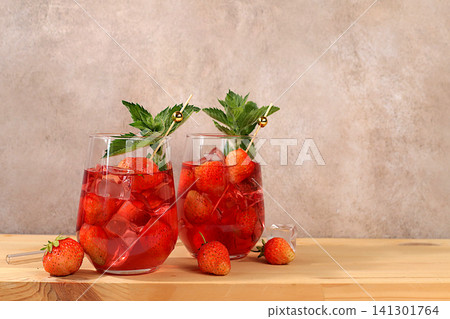 Refreshing summer homemade lemonade cocktail and non-alcoholic mojito, strawberry iced tea with berries, mint and lemon, weight loss concept, detox water with fruit flavor on light background. healthy Refreshing summer homemade lemonade cocktail and non-alcoholic mojito, strawberry iced tea with berries, mint and lemon, weight loss concept, detox water with fruit flavor on light background. healthy 141301764