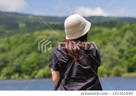 一名女子在群馬縣妻戀村的巴拉基湖高地拍攝湖泊。 141301840