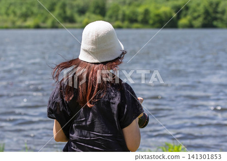 一名女子在群馬縣妻戀村的巴拉基湖高地拍攝湖泊。 一名女子在群馬縣妻戀村的巴拉基湖高地拍攝湖泊。 141301853