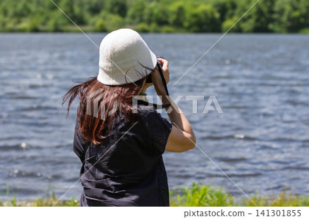 一名女子在群馬縣妻戀村的巴拉基湖高地拍攝湖泊。 一名女子在群馬縣妻戀村的巴拉基湖高地拍攝湖泊。 141301855