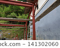 工地上聳立著紅色鋼架，背景是竹林和古老的日式建築。 141302060