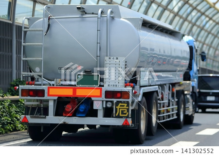Image of tank truck 141302552