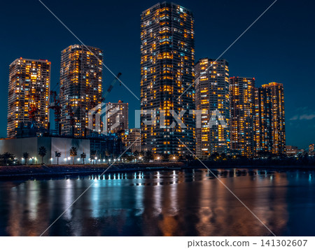 東京的高層公寓大樓在夜色中倒映在水中 東京的高層公寓大樓在夜色中倒映在水中 141302607