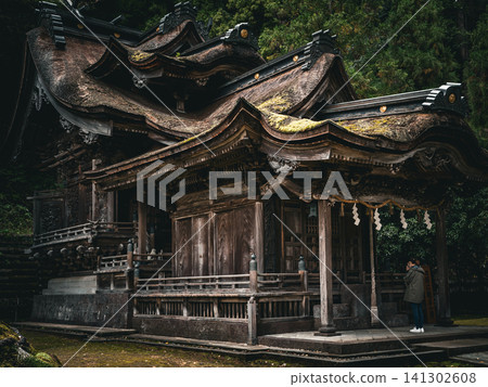 供奉紙神的岡方神社和大瀧神社雄偉的屋頂。 供奉紙神的岡方神社和大瀧神社雄偉的屋頂。 141302608