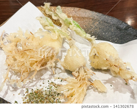 Baby garlic tempura 141302678