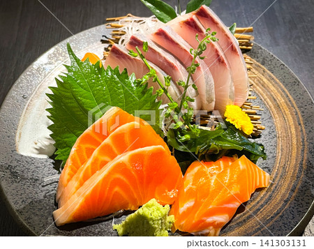 居酒屋菜單:黃尾魚刺身配酸橘汁和肥美鮭魚 居酒屋菜單:黃尾魚刺身配酸橘汁和肥美鮭魚 141303131