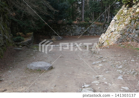 安土城遺址的黑鐵門 141303137