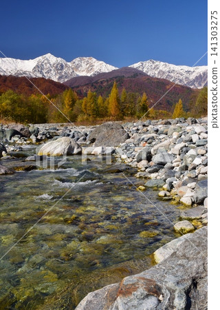 A view of the snow-capped peaks of Hakuba from Hakuba Village in autumn. 141303275