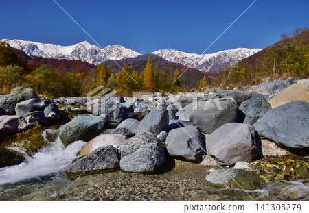 秋季從白馬村眺望白馬雪山。 秋季從白馬村眺望白馬雪山。 141303279