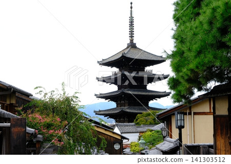 Summer image of Yasaka Pagoda Summer image of Yasaka Pagoda 141303512