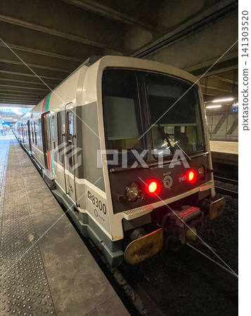 RER B線連接巴黎市中心和戴高樂機場。 141303520