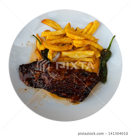 Grilled ribs cooked with whole bell pepper are garnished with potato Grilled ribs cooked with whole bell pepper are garnished with potato 141304018