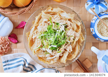 cold noodles with chicken sichuan pepper and scallion cold noodles with chicken sichuan pepper and scallion 141304074