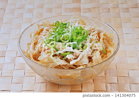 cold noodles with chicken sichuan pepper and scallion cold noodles with chicken sichuan pepper and scallion 141304075