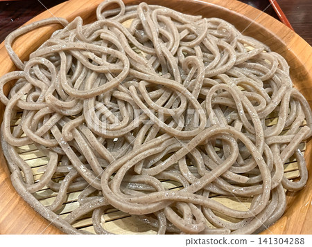 新鮮煮熟的鄉村風味蕎麥麵 新鮮煮熟的鄉村風味蕎麥麵 141304288