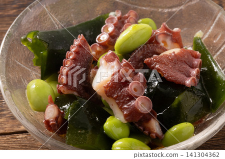 毛豆、章魚、裙帶菜和醃製蔬菜。 毛豆、章魚、裙帶菜和醃製蔬菜。 141304362