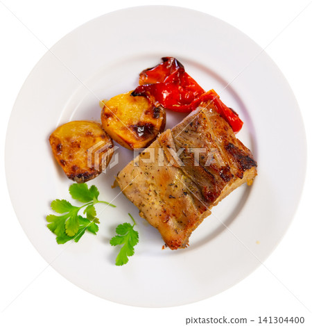 Grilled ribs cooked with whole bell pepper are garnished with potato Grilled ribs cooked with whole bell pepper are garnished with potato 141304400
