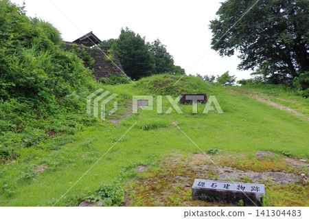 鳥越城主堡旁的一座建築遺跡,帶有地基石(石川縣白山市) 鳥越城主堡旁的一座建築遺跡,帶有地基石(石川縣白山市) 141304483