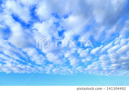 在秋天天空的標度雲彩 在秋天天空的標度雲彩 141304492