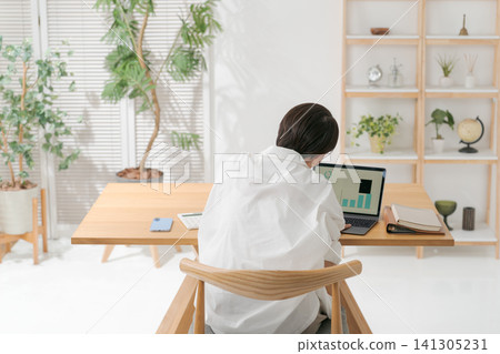 在線開會的女性 在線開會的女性 141305231
