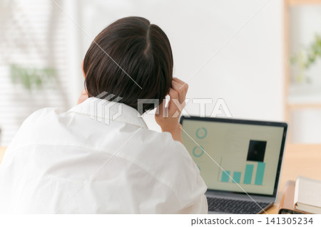 在線開會的女性 在線開會的女性 141305234