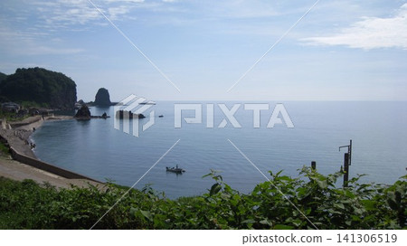 藍天、碧海、綠岬交相輝映的景色。 141306519