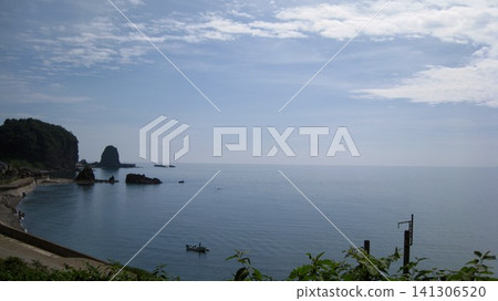 藍天、碧海、綠岬交相輝映的景色。 藍天、碧海、綠岬交相輝映的景色。 141306520