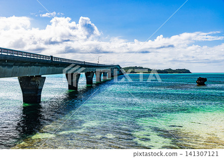 從宮古島池間大橋的徠俁停車場可以欣賞到壯觀的景色。 從宮古島池間大橋的徠俁停車場可以欣賞到壯觀的景色。 141307121