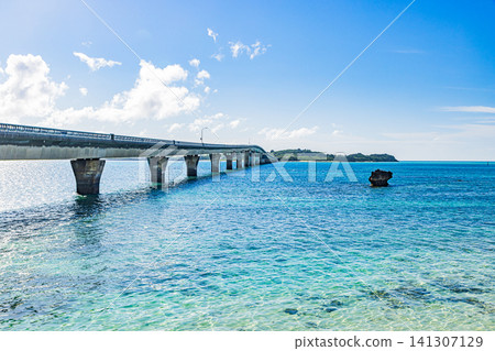 從宮古島池間大橋的徠俁停車場可以欣賞到壯觀的景色。 從宮古島池間大橋的徠俁停車場可以欣賞到壯觀的景色。 141307129