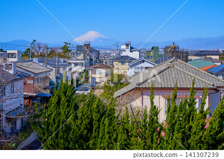從神奈川縣藤澤市片瀨山嚮西眺望住宅區。 141307239
