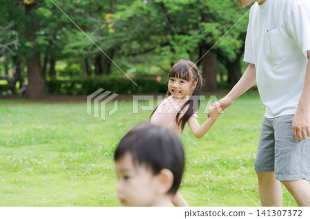 在公園裡玩的家庭 在公園裡玩的家庭 141307372