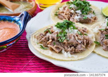 牛肉炸玉米餅(牛肉炸玉米餅,Tacos de res) 牛肉炸玉米餅(牛肉炸玉米餅,Tacos de res) 141307374