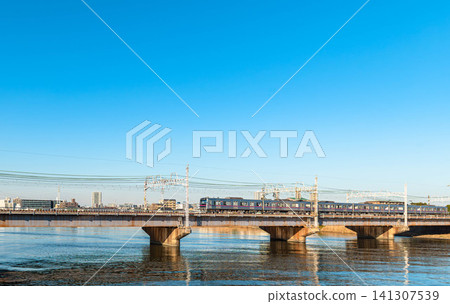 京成電氣鐵道列車駛過葛飾區的仲川鐵路橋。 京成電氣鐵道列車駛過葛飾區的仲川鐵路橋。 141307539