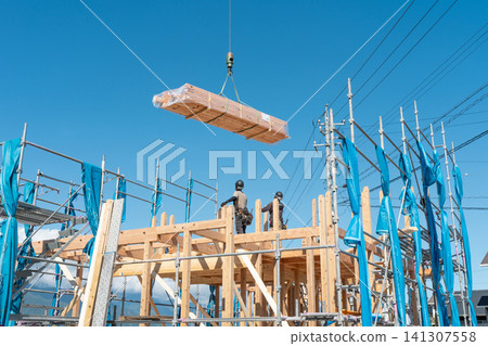 木匠正在進行新建房屋的框架搭建工作(建築工地,屋頂抬升儀式) 木匠正在進行新建房屋的框架搭建工作(建築工地,屋頂抬升儀式) 141307558