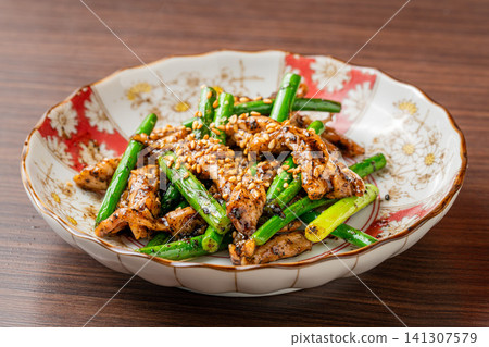 Spicy! Chicken neck stir-fry with black pepper Spicy! Chicken neck stir-fry with black pepper 141307579