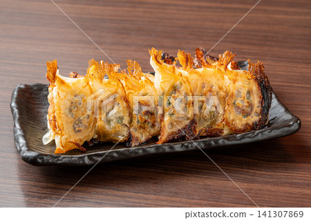 鮮嫩多汁、風味十足的餃子!我們的招牌煎餃 鮮嫩多汁、風味十足的餃子!我們的招牌煎餃 141307869