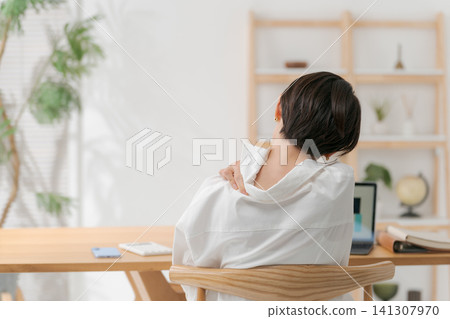 職業婦女的背影 141307970