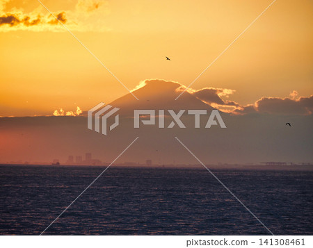 Sunset sky, sea and Mt. Fuji seen from Inage Beach Sunset sky, sea and Mt. Fuji seen from Inage Beach 141308461