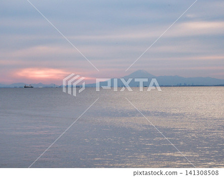 夕陽西下,大海和富士山沐浴在金色的餘暉中。 夕陽西下,大海和富士山沐浴在金色的餘暉中。 141308508