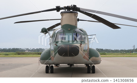 一架日本航空自衛隊 CH-47J 支奴干直升機停在停機坪上。 一架日本航空自衛隊 CH-47J 支奴干直升機停在停機坪上。 141308656