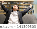 一位商人回家後摘下了領帶。 141309303