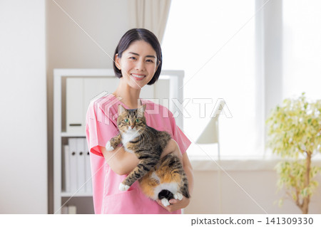 獸醫－一位獸醫抱著一隻貓的肖像 141309330
