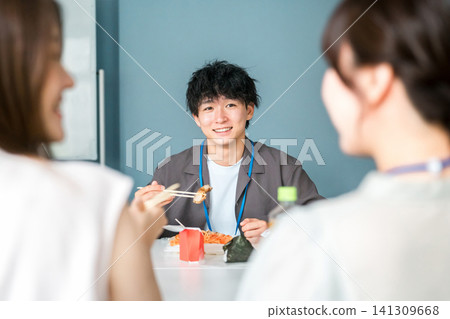 休息室裡的午餐，商人和女士們吃著便當 141309668
