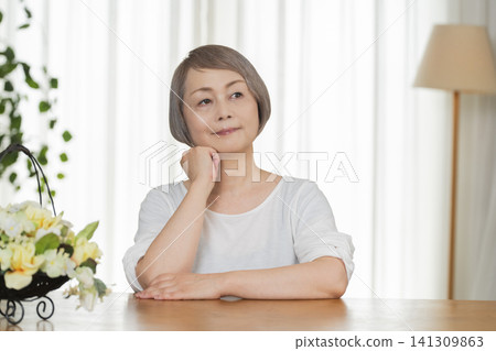 老年婦女們在客廳玩得很開心 老年婦女們在客廳玩得很開心 141309863